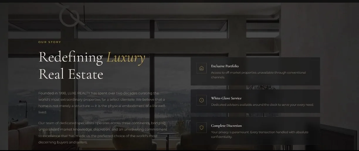 الصفحة التعريفية لموقع Luxe Realty للعقارات الفاخرة بتصميم داكن